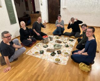 Yesterday evening we arrived after 12 hours driving in Rome at @centrozenanshin and we had a indoor picnic together ☺️🙏🏻 #dharmafriends #sangha #lineage #sanshinnetwork #zazen #zen #sotozen #tokudo #jukai #ordination #retreat #ceremony #ritual #spiritualconnection #spirituality #heartmind